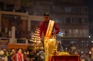Varanasi, Uttar Pradesh, Hindistan: Ganga aarti, rahip Dashashwamedh ghat 'ta kutsal nehir ganges akşam ayinleri yapıyor Hindu ayinleri ile geleneksel elbise.