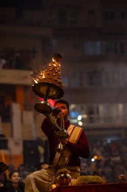 Varanasi, Uttar Pradesh, Hindistan: Ganga aarti, rahip Dashashwamedh ghat 'ta kutsal nehir ganges akşam ayinleri yapıyor Hindu ayinleri ile geleneksel elbise.