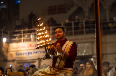 Varanasi, Uttar Pradesh, Hindistan: Ganga aarti, rahip Dashashwamedh ghat 'ta kutsal nehir ganges akşam ayinleri yapıyor Hindu ayinleri ile geleneksel elbise.