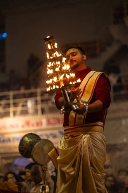 Varanasi, Uttar Pradesh, Hindistan: Ganga aarti, rahip Dashashwamedh ghat 'ta kutsal nehir ganges akşam ayinleri yapıyor Hindu ayinleri ile geleneksel elbise.