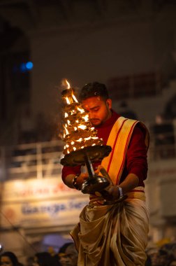 Varanasi, Uttar Pradesh, Hindistan: Ganga aarti, rahip Dashashwamedh ghat 'ta kutsal nehir ganges akşam ayinleri yapıyor Hindu ayinleri ile geleneksel elbise.