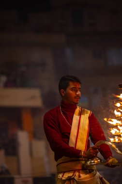 Varanasi, Uttar Pradesh, Hindistan: Ganga aarti, rahip Dashashwamedh ghat 'ta kutsal nehir ganges akşam ayinleri yapıyor Hindu ayinleri ile geleneksel elbise.