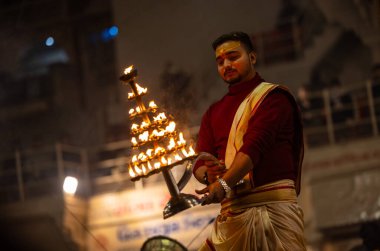 Varanasi, Uttar Pradesh, Hindistan: Ganga aarti, rahip Dashashwamedh ghat 'ta kutsal nehir ganges akşam ayinleri yapıyor Hindu ayinleri ile geleneksel elbise.