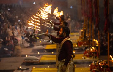 Varanasi, Uttar Pradesh, Hindistan: Ganga aarti, rahip Dashashwamedh ghat 'ta kutsal nehir ganges akşam ayinleri yapıyor Hindu ayinleri ile geleneksel elbise.