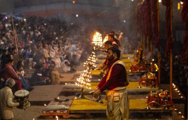 Varanasi, Uttar Pradesh, Hindistan: Ganga aarti, rahip Dashashwamedh ghat 'ta kutsal nehir ganges akşam ayinleri yapıyor Hindu ayinleri ile geleneksel elbise.