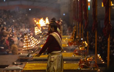 Varanasi, Uttar Pradesh, Hindistan: Ganga aarti, rahip Dashashwamedh ghat 'ta kutsal nehir ganges akşam ayinleri yapıyor Hindu ayinleri ile geleneksel elbise.