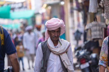 Varanasi, Uttar Pradesh, Hindistan: Varanasi şehrindeki nehir çeteleri yakınlarındaki Kedar ghat 'ta geleneksel elbiseli Hintli 