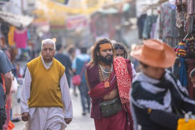 Varanasi, Uttar Pradesh, Hindistan: Varanasi şehrindeki nehir çeteleri yakınlarındaki Kedar ghat 'ta geleneksel elbiseli Hintli 