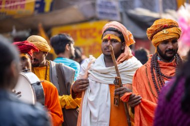 Varanasi, Uttar Pradesh, Hindistan: Varanasi şehrindeki nehir çeteleri yakınlarındaki Kedar ghat 'ta geleneksel elbiseli Hintli 