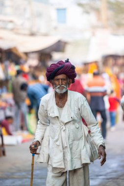Varanasi, Uttar Pradesh, Hindistan: Varanasi şehrindeki nehir çeteleri yakınlarındaki Kedar ghat 'ta geleneksel elbiseli Hintli 