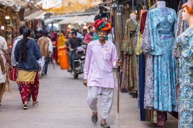 Varanasi, Uttar Pradesh, Hindistan: Varanasi şehrindeki nehir çeteleri yakınlarındaki Kedar ghat 'ta geleneksel elbiseli Hintli 
