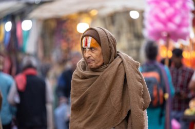 Varanasi, Uttar Pradesh, Hindistan: Varanasi şehrindeki nehir çeteleri yakınlarındaki Kedar ghat 'ta geleneksel elbiseli Hintli 