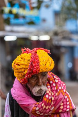 Varanasi, Uttar Pradesh, Hindistan: Varanasi şehrindeki nehir çeteleri yakınlarındaki Kedar ghat 'ta geleneksel elbiseli Hintli 