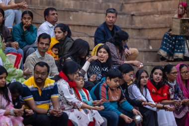 Varanasi, Uttar Pradesh, Hindistan: Varanasi şehrindeki nehir çeteleri yakınlarındaki Kedar ghat 'ta geleneksel elbiseli Hintli 