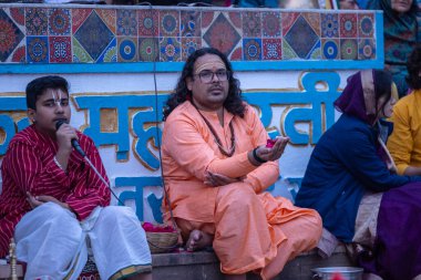 Varanasi, Uttar Pradesh, Hindistan: Varanasi şehrindeki nehir çeteleri yakınlarındaki Kedar ghat 'ta geleneksel elbiseli Hintli 