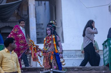 Varanasi, Uttar Pradesh, Hindistan: Varanasi şehrindeki nehir çeteleri yakınlarındaki Kedar ghat 'ta geleneksel elbiseli Hintli 