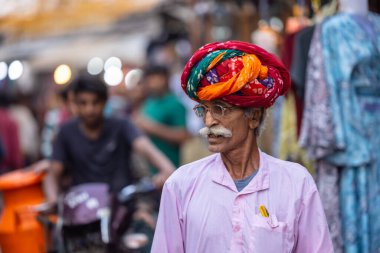 Varanasi, Uttar Pradesh, Hindistan: Varanasi şehrindeki nehir çeteleri yakınlarındaki Kedar ghat 'ta geleneksel elbiseli Hintli 