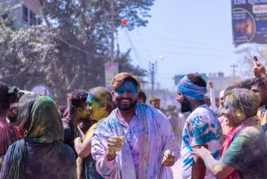 İnsanlar geleneksel ve törensel renkli Lathmar Holi 'yi Radharani tapınağında dans ve renkli yüzlerle kutluyorlar.