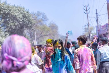 İnsanlar geleneksel ve törensel renkli Lathmar Holi 'yi Radharani tapınağında dans ve renkli yüzlerle kutluyorlar.