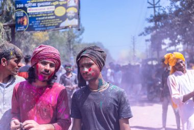 İnsanlar geleneksel ve törensel renkli Lathmar Holi 'yi Radharani tapınağında dans ve renkli yüzlerle kutluyorlar.