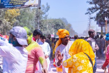 İnsanlar geleneksel ve törensel renkli Lathmar Holi 'yi Radharani tapınağında dans ve renkli yüzlerle kutluyorlar.