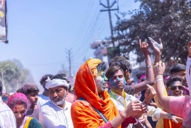 İnsanlar geleneksel ve törensel renkli Lathmar Holi 'yi Radharani tapınağında dans ve renkli yüzlerle kutluyorlar.