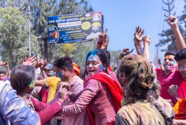 İnsanlar geleneksel ve törensel renkli Lathmar Holi 'yi Radharani tapınağında dans ve renkli yüzlerle kutluyorlar.