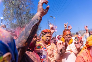 İnsanlar geleneksel ve törensel renkli Lathmar Holi 'yi Radharani tapınağında dans ve renkli yüzlerle kutluyorlar.