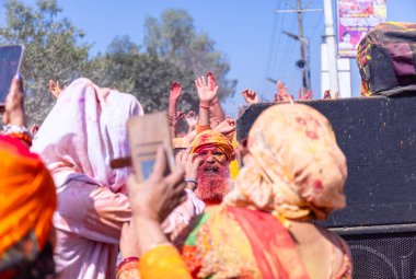 İnsanlar geleneksel ve törensel renkli Lathmar Holi 'yi Radharani tapınağında dans ve renkli yüzlerle kutluyorlar.