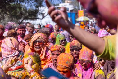 İnsanlar geleneksel ve törensel renkli Lathmar Holi 'yi Radharani tapınağında dans ve renkli yüzlerle kutluyorlar.