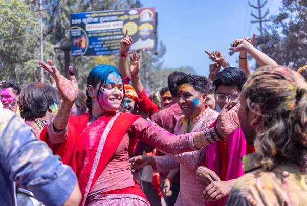 İnsanlar geleneksel ve törensel renkli Lathmar Holi 'yi Radharani tapınağında dans ve renkli yüzlerle kutluyorlar.