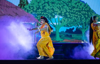 Gaziabad, Uttar Pradesh, Hindistan - 02 Ekim 2024: dussehra festivali sırasında karakterleri canlandıran Hintli sanatçıların portresi.