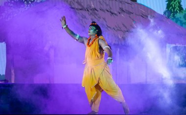 Gaziabad, Uttar Pradesh, Hindistan - 02 Ekim 2024: dussehra festivali sırasında karakterleri canlandıran Hintli sanatçıların portresi.