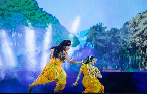 Gaziabad, Uttar Pradesh, Hindistan - 02 Ekim 2024: dussehra festivali sırasında karakterleri canlandıran Hintli sanatçıların portresi.