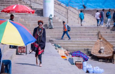 Varanasi, Uttar Pradesh, Hindistan: Varanasi 'de Harishchandra ghat' ta masaan holi 'nin kutlanması.