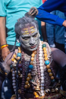 Varanasi, Uttar Pradesh, Hindistan - Mart 03 2023: Masan Holi, Harishchandra ghat 'taki masaan Holi kutlamaları sırasında yüzü külle boyanmış bir erkek dindar portresi.