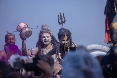 Varanasi, Uttar Pradesh, Hindistan - Mart 03 2023: Masan Holi, Harishchandra Ghat 'taki masaan Holi kutlamaları sırasında Lord Shiva gibi giyinmiş kül yüzlü bir erkek dindar portresi.