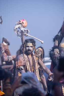 Varanasi, Uttar Pradesh, Hindistan - Mart 03 2023: Masan Holi, Harishchandra Ghat 'taki masaan Holi kutlamaları sırasında Lord Shiva gibi giyinmiş kül yüzlü bir erkek dindar portresi.