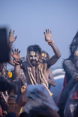 Varanasi, Uttar Pradesh, Hindistan - Mart 03 2023: Masan Holi, Harishchandra Ghat 'taki masaan Holi kutlamaları sırasında Lord Shiva gibi giyinmiş kül yüzlü bir erkek dindar portresi.