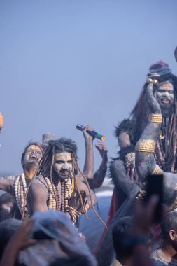 Varanasi, Uttar Pradesh, Hindistan - Mart 03 2023: Masan Holi, Harishchandra Ghat 'taki masaan Holi kutlamaları sırasında Lord Shiva gibi giyinmiş kül yüzlü bir erkek dindar portresi.