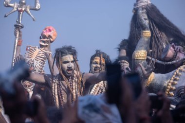 Varanasi, Uttar Pradesh, Hindistan - Mart 03 2023: Masan Holi, Harishchandra Ghat 'taki masaan Holi kutlamaları sırasında Lord Shiva gibi giyinmiş kül yüzlü bir erkek dindar portresi.