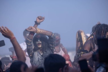 Varanasi, Uttar Pradesh, Hindistan - Mart 03 2023: Masan Holi, Harishchandra Ghat 'taki masaan Holi kutlamaları sırasında Lord Shiva gibi giyinmiş kül yüzlü bir erkek dindar portresi.