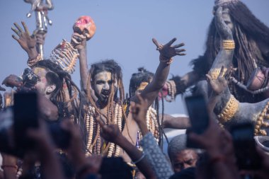 Varanasi, Uttar Pradesh, Hindistan - Mart 03 2023: Masan Holi, Harishchandra Ghat 'taki masaan Holi kutlamaları sırasında Lord Shiva gibi giyinmiş kül yüzlü bir erkek dindar portresi.
