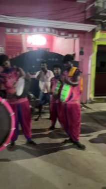 Thiruchendur, Tamilnadu, Hindistan - Ekim 2024: 4k clip, Güney Hint baterist grubu kulasai dasara festivalinde gece sokaklarda davul çalıyor..