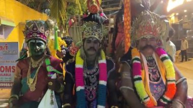 Thiruchendur, Tamilnadu, Hindistan - Ekim 2024: 4k clip, Hintli dindar portresi boyalı yüz ve Hindu tanrısı gibi giyinmiş geceleri kulasai dasara tarikat festivalini gerçekleştirmek için.