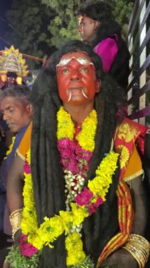 Thiruchendur, Tamilnadu, Hindistan - Ekim 2024: 4k clip, Hintli dindar portresi boyalı yüz ve Hindu tanrısı gibi giyinmiş geceleri kulasai dasara tarikat festivalini gerçekleştirmek için.