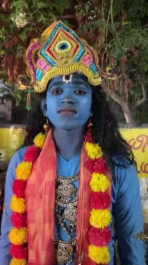 Thiruchendur, Tamilnadu, Hindistan - Ekim 2024: 4k clip, Hintli dindar portresi boyalı yüz ve Hindu tanrısı gibi giyinmiş geceleri kulasai dasara tarikat festivalini gerçekleştirmek için.