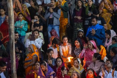 Puşkar, Rajasthan, Hindistan - 25 Kasım 2023: Papazlar kutsal itme gölü maha aarti (dua) yapıyor..