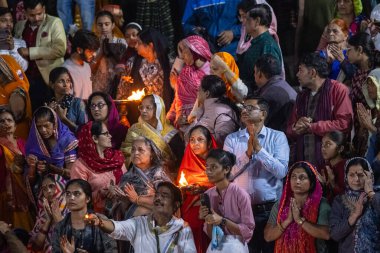 Puşkar, Rajasthan, Hindistan - 25 Kasım 2023: Papazlar kutsal itme gölü maha aarti (dua) yapıyor..