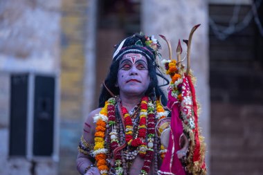 Puşkar, Rajasthan, Hindistan - 25 Kasım 2023: Papazlar kutsal itme gölü maha aarti (dua) yapıyor..